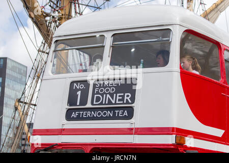 Ein umgebautes Londoner Routemaster Bus, jetzt als Street Food Diner verwendet Stockfoto