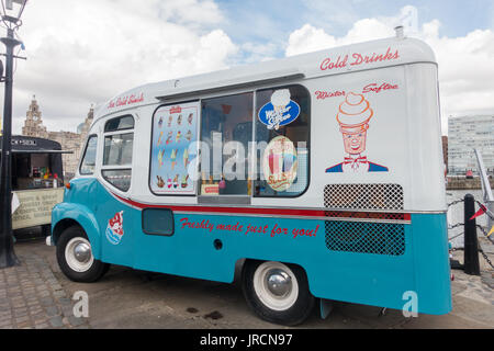 Ein traditionelles Mr Softee Ice-cream van am Albert Dock in Liverpool Stockfoto