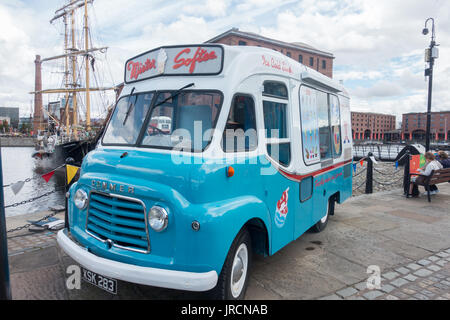 Ein traditionelles Mr Softee Ice-cream van am Albert Dock in Liverpool Stockfoto