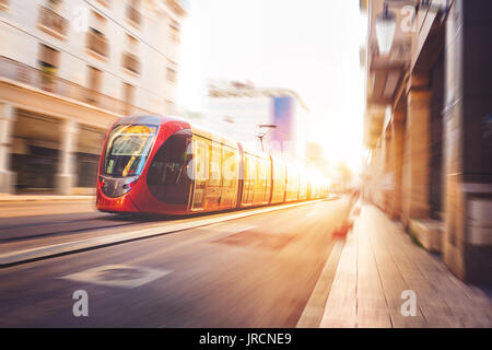 Eine Straßenbahn in die Straßen von Casablanca Stockfoto