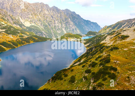 Luftaufnahme von grossen Teich 'Wielki Staw" in fünf polnischen Teiche Tal 'Dolina Pieciu Stawow Polskich", Tatra, Polen Stockfoto