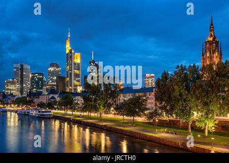 Suchen acorss den Main in Frankfurt am Main. Stockfoto