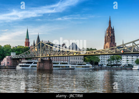 Die Eiserner Steg Brücke über den Main in Frankfurt Stockfoto