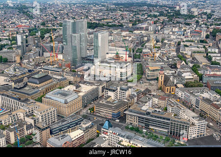 Blick über die Dächer von Frankfurt am Main. Stockfoto