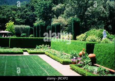 Hecken und andere formale Gartenelemente in Filoli Gardens, einem restaurierten Landgut im viktorianischen Stil und einem formellen Garten in Woodside, Kalifornien, 23. Juni 2017. Stockfoto