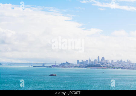 Riesige weiße Wolke über der Bucht von San Francisco, Kalifornien Stockfoto