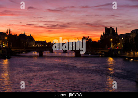 Spektakuläre crimson Sonnenuntergang über der Seine in Paris. Stockfoto