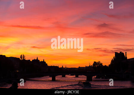 Spektakuläre crimson Sonnenuntergang über der Seine in Paris. Stockfoto