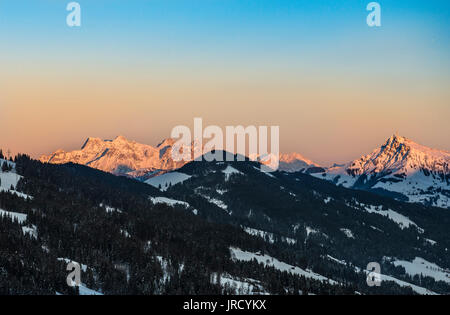 Lofer Berge und Kitzbüheler Horn bei Sonnenaufgang im Winter, Brixen im Thale, Tirol, Österreich Stockfoto