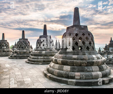 Tempelanlage Borobudur bei Sonnenaufgang, Stupas, bewölkter Himmel, Borobudur, Yogyakarta, Java, Indonesien Stockfoto