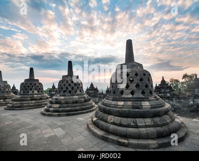 Tempelanlage Borobudur bei Sonnenaufgang, Stupas, bewölkter Himmel, Borobudur, Yogyakarta, Java, Indonesien Stockfoto