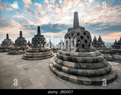 Tempelanlage Borobudur bei Sonnenaufgang, Stupas, bewölkter Himmel, Borobudur, Yogyakarta, Java, Indonesien Stockfoto