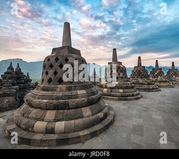 Tempelanlage Borobudur bei Sonnenaufgang, Stupas, bewölkter Himmel, Borobudur, Yogyakarta, Java, Indonesien Stockfoto