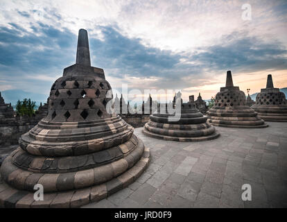 Tempelanlage Borobudur bei Sonnenaufgang, Stupas, bewölkter Himmel, Borobudur, Yogyakarta, Java, Indonesien Stockfoto