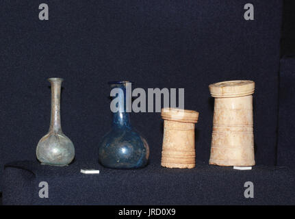 Alte griechische Flaschen aus Glas und Knochen. Stockfoto