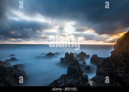 Bude, Cornwall, Vereinigtes Königreich bei Sonnenuntergang, schöne Seelandschaft Stockfoto