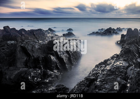 Bude, Cornwall, Vereinigtes Königreich bei Sonnenuntergang, schöne Seelandschaft Stockfoto