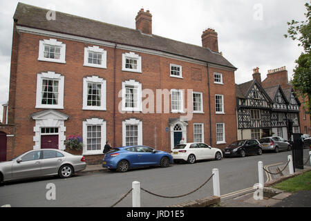 Ludlow ist eine Marktstadt in Shropshire, England. Ludlow ist mit ca. 11.000 Einwohnern die größte Stadt in South Shropshire. Die Stadt ist nahe dem Zusammenfluss der beiden Flüsse. Der älteste Teil ist der mittelalterlichen Stadtmauer, gegründet im späten 11. Jahrhundert nach der normannischen Eroberung Englands. Es dreht sich auf einem kleinen Hügel liegt am östlichen Ufer der Biegung des Flusses Teme. Auf diesem Hügel ist Ludlow Castle und die Pfarrkirche St. Laurences, die größte in der Grafschaft. Von dort aus Neigung die Straßen nach unten nach River Teme. Stockfoto