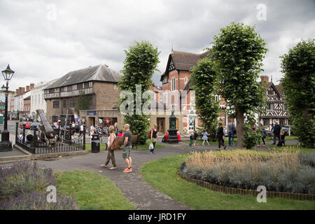 Gärten in Ludlow, eine Marktstadt in Shropshire, England. Ludlow ist mit ca. 11.000 Einwohnern die größte Stadt in South Shropshire. Die Stadt ist nahe dem Zusammenfluss der beiden Flüsse. Der älteste Teil ist der mittelalterlichen Stadtmauer, gegründet im späten 11. Jahrhundert nach der normannischen Eroberung Englands. Es dreht sich auf einem kleinen Hügel liegt am östlichen Ufer der Biegung des Flusses Teme. Auf diesem Hügel ist Ludlow Castle und die Pfarrkirche St. Laurences, die größte in der Grafschaft. Von dort aus Neigung die Straßen nach unten nach River Teme. Stockfoto