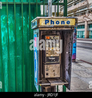Gebrochene öffentliches Telefon in der Innenstadt von Los Angeles, Kalifornien Stockfoto