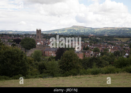 Blick Richtung Stadt Ludlow und die Pfarrei Kirche St Laurences. Ludlow ist eine Marktstadt in Shropshire, England. Ludlow ist mit ca. 11.000 Einwohnern die größte Stadt in South Shropshire. Die Stadt ist nahe dem Zusammenfluss der beiden Flüsse. Der älteste Teil ist der mittelalterlichen Stadtmauer, gegründet im späten 11. Jahrhundert nach der normannischen Eroberung Englands. Es dreht sich auf einem kleinen Hügel liegt am östlichen Ufer der Biegung des Flusses Teme. Auf diesem Hügel ist Ludlow Castle und die Pfarrkirche St. Laurences, die größte in der Grafschaft. Von dort aus neigen die Straßen nach unten zu Stockfoto