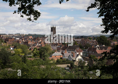 Blick Richtung Stadt Ludlow und die Pfarrei Kirche St Laurences. Ludlow ist eine Marktstadt in Shropshire, England. Ludlow ist mit ca. 11.000 Einwohnern die größte Stadt in South Shropshire. Die Stadt ist nahe dem Zusammenfluss der beiden Flüsse. Der älteste Teil ist der mittelalterlichen Stadtmauer, gegründet im späten 11. Jahrhundert nach der normannischen Eroberung Englands. Es dreht sich auf einem kleinen Hügel liegt am östlichen Ufer der Biegung des Flusses Teme. Auf diesem Hügel ist Ludlow Castle und die Pfarrkirche St. Laurences, die größte in der Grafschaft. Von dort aus neigen die Straßen nach unten zu Stockfoto