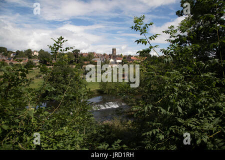 Blick Richtung Stadt Ludlow und die Pfarrei Kirche St Laurences. Ludlow ist eine Marktstadt in Shropshire, England. Ludlow ist mit ca. 11.000 Einwohnern die größte Stadt in South Shropshire. Die Stadt ist nahe dem Zusammenfluss der beiden Flüsse. Der älteste Teil ist der mittelalterlichen Stadtmauer, gegründet im späten 11. Jahrhundert nach der normannischen Eroberung Englands. Es dreht sich auf einem kleinen Hügel liegt am östlichen Ufer der Biegung des Flusses Teme. Auf diesem Hügel ist Ludlow Castle und die Pfarrkirche St. Laurences, die größte in der Grafschaft. Von dort aus neigen die Straßen nach unten zu Stockfoto