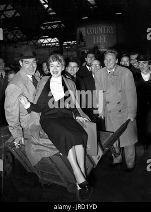 Fred MacMurray, Eleanor Parker und Van Johnson an der Euston Station in London November 1951 Stockfoto