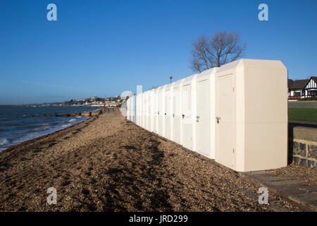 Glasfaser-wechselnden Hütten entlang Chalkwell Esplanade, in der Nähe von Southend-on-Sea, Essex, England Stockfoto