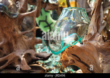 Ungewöhnliche Form Glas Vasen auf Verkauf. Glasbläserei Stockfoto