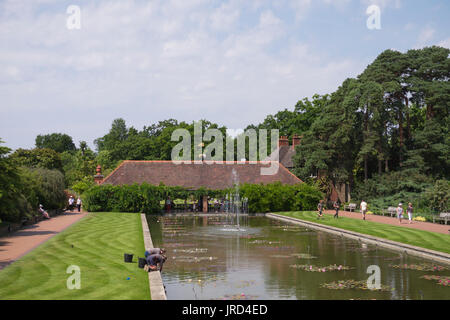 Gärtner auf dem Gelände des RHS Garden Wisley in Woking, Surrey, Großbritannien Stockfoto