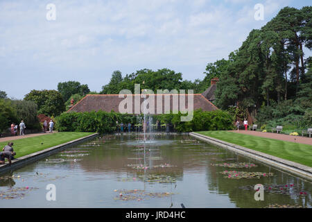 Gärtner auf dem Gelände des RHS Garden Wisley in Woking, Surrey, Großbritannien Stockfoto