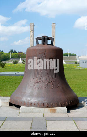 In der Nähe des historischen Olympischen Bell 1936 mit dem Reichsadler Holding die Olympischen Ringe, Olympiastadion, Charlottenburg, Berlin, Deutschland Stockfoto