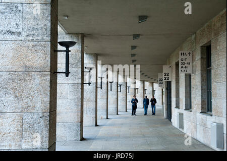 Drei Menschen zu Fuß außerhalb des Olympiastadion Berlin, Charlottenburg, Berlin, Deutschland Stockfoto