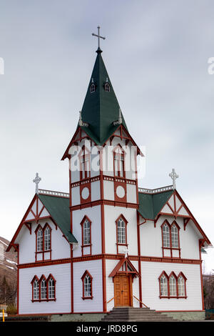 Husavik, Island - 29. März 2017: Schöne Kirche der historischen Stadt Husavik an der nördlichen Küste von Island Stockfoto