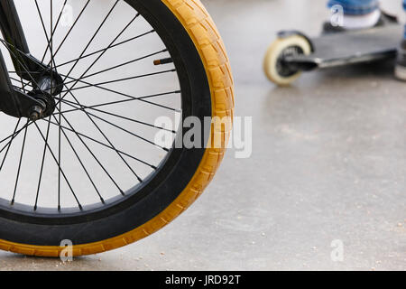 Fahrrad Rad detail und Skate. Sport Hintergrund. Horizontale Stockfoto
