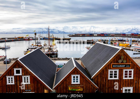 Husavik, Island - 29. März 2017: Schöne Aussicht auf die Altstadt von Husavik mit traditionellen Häusern und traditionelle Fischer Boote liegen in der Stockfoto