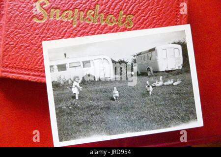 1950 s Schwarz und Weiß urlaub Snapshot, Ingoldmells, Lincolnshire, Großbritannien Stockfoto