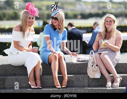 Racegoers Teilnahme am Freitag Fair Lady Day des Sommerfestivals Galway in Galway Racecourse. Stockfoto