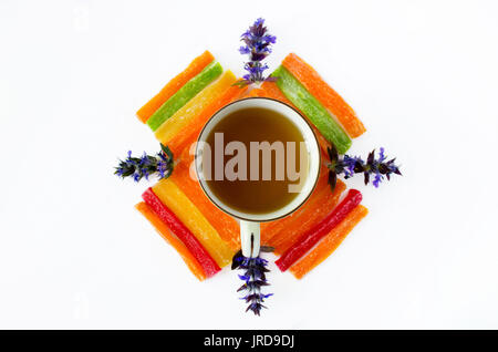 Tasse Tee mit Ananas kandierten Früchten und blaue Feld Blumen auf weißem Hintergrund Stockfoto