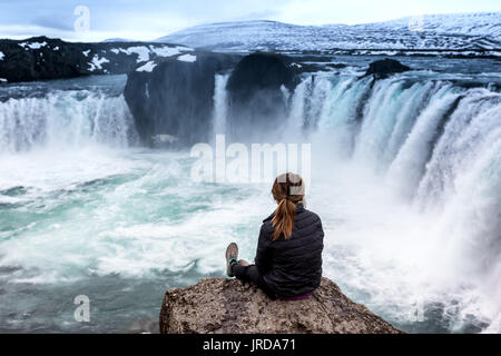 Berühmte Godafoss ist einer der schönsten Wasserfälle Islands. Es wird im Norden der Insel. Stockfoto