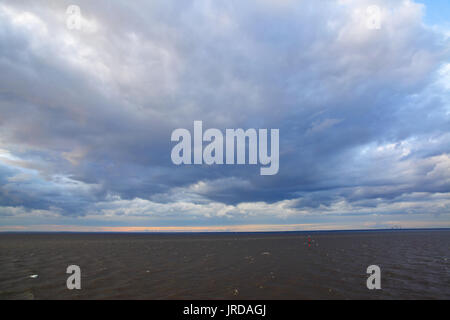 Stürmische Wolken über Meerbusen der Ostsee - Wasser Landschaft Stockfoto