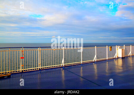 Promenade Deck auf einem Kreuzfahrtschiff Stockfoto