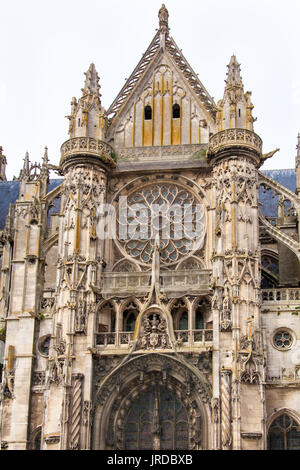 Senlis Kathedrale ist eine römisch-katholische Kirche und die ehemalige Kathedrale von Senlis, Oise, Frankreich. Es war früher der Sitz des Bistums von Senlis, abschaffen Stockfoto