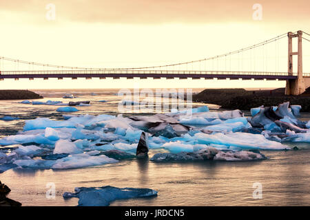 Eisberge schwimmen in Jökulsárlón Lagune von der südlichen Küste von Island Stockfoto