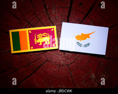 Sri Lanka Fahne mit zypriotischer Flagge auf einem Baumstumpf isoliert Stockfoto