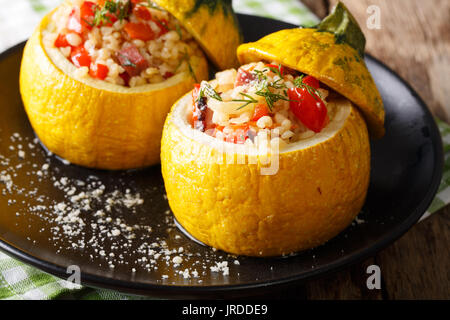 Gelbe Zucchini gefüllt mit Bulgur, Fleisch und Gemüse close-up auf einem Teller. Horizontale Stockfoto