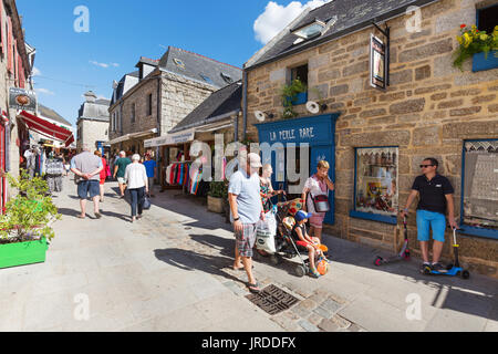 Bretagne Frankreich - Menschen zu Fuß in Concarneau ummauerten Stadt (ville Schließen oder Altstadt), Finistere, Bretagne Frankreich Stockfoto