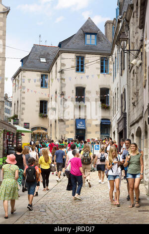 Quimper Bretagne Frankreich - Menschen zu Fuß gepflasterten Straßen in der mittelalterlichen Stadt Quimper Cornouaille, Finistere Bretagne Frankreich Stockfoto