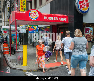 Ein Burger King-Schnellrestaurant in Lower Manhattan in New York am Mittwoch, 2. August 2017. Restaurant Brands International, die Muttergesellschaft von Burger King und Hortons, berichtet im zweiten Quartal Gewinn, die Erwartungen der Analysten angeheizt durch Wachstum in der Burger King-Marke zu schlagen. (© Richard B. Levine) Stockfoto